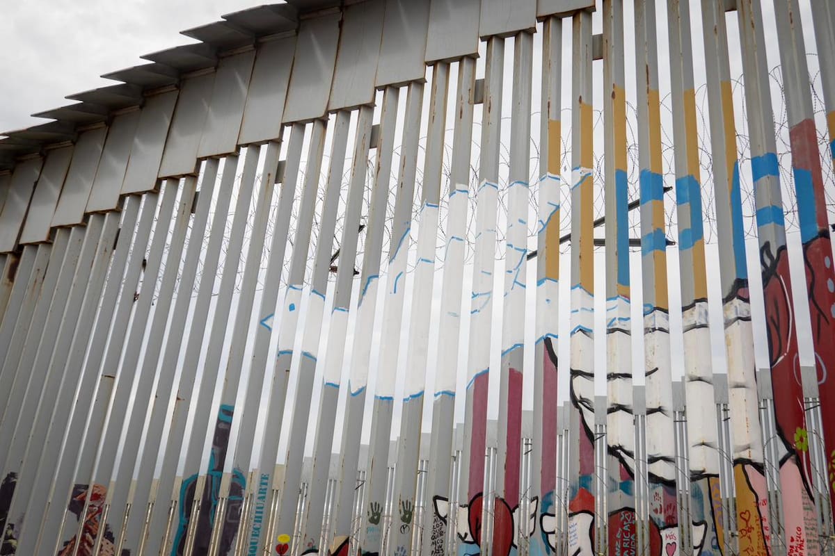 Plasman mensajes por la paz en el muro fronterizo de Tijuana