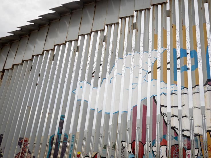 Plasman mensajes por la paz en el muro fronterizo de Tijuana