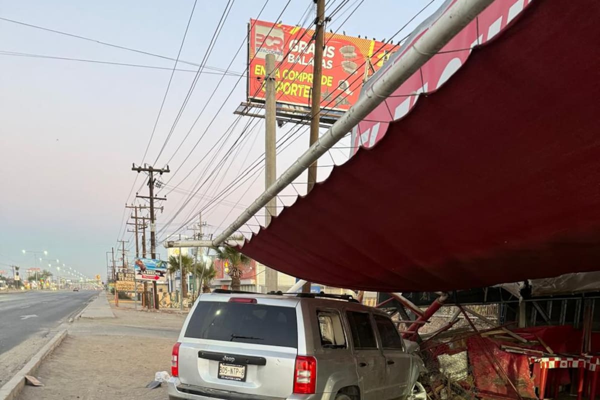 Choca su camioneta contra taquería