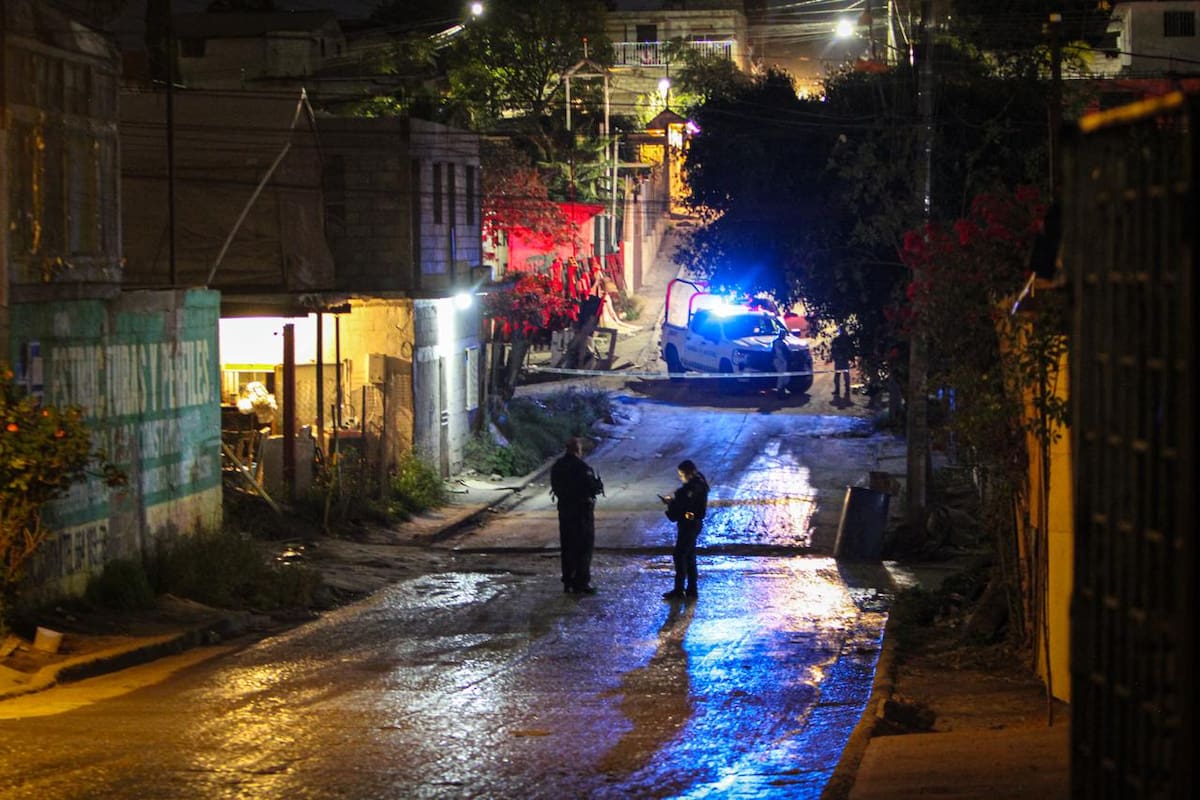 Policías municipales localizaron a una persona sin vida dentro de un tambo de plástico y procedieron a asegurar el área. Foto: Border Zoom