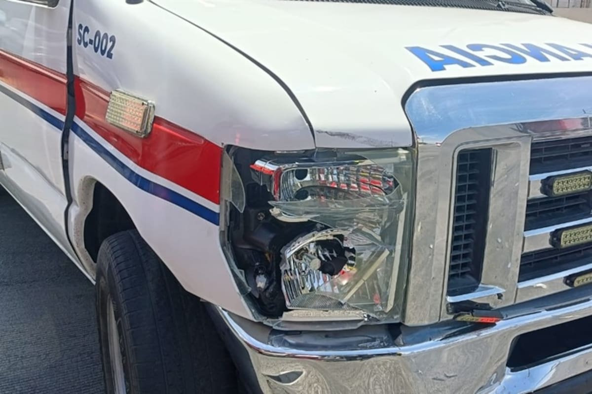 Ambulancia choca contra auto en el SIT; no hubo lesionados
