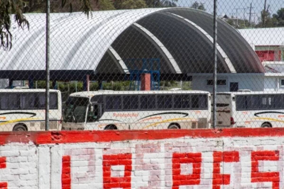 Aumentan autobuses retenidos por normalistas en Michoacán
