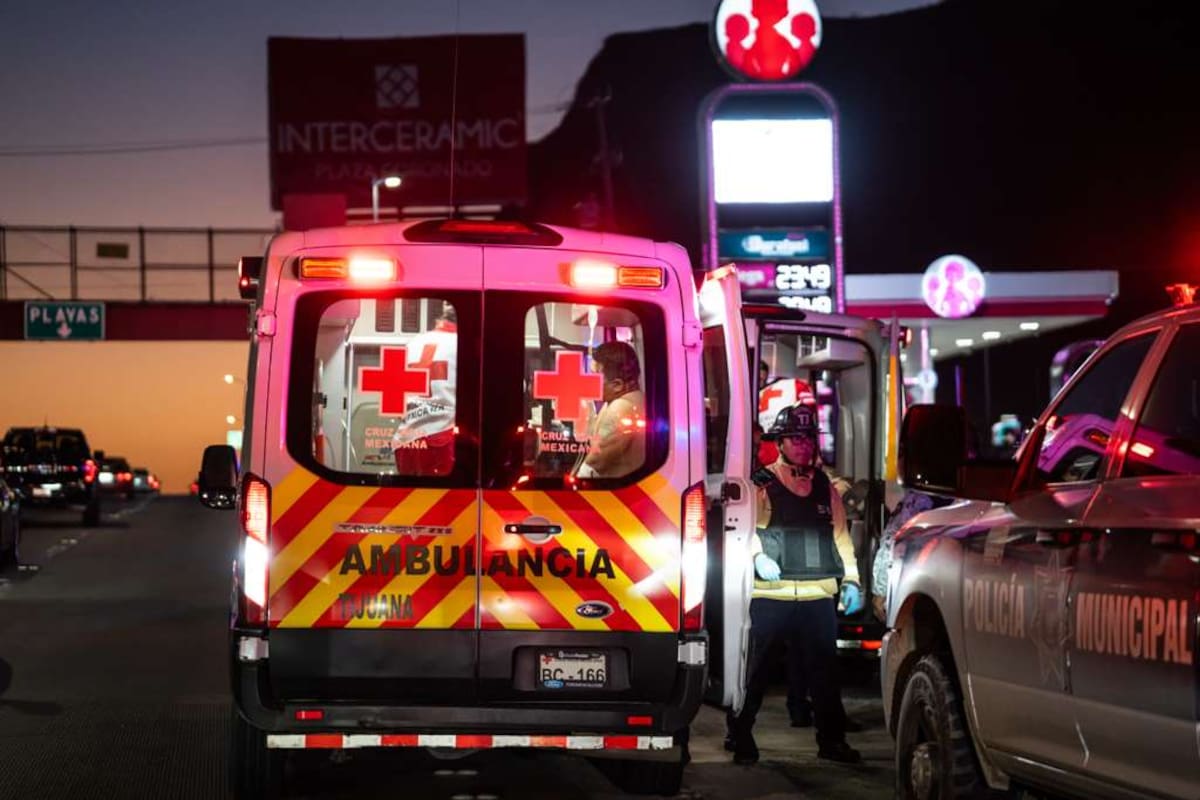 Elementos de seguridad y paramédicos acudieron a la prolongación de la calle Segunda, cerca de La Cúspide, tras el ataque armado que dejó a dos hombres lesionados. Foto: Cortesía / Border Zoom
