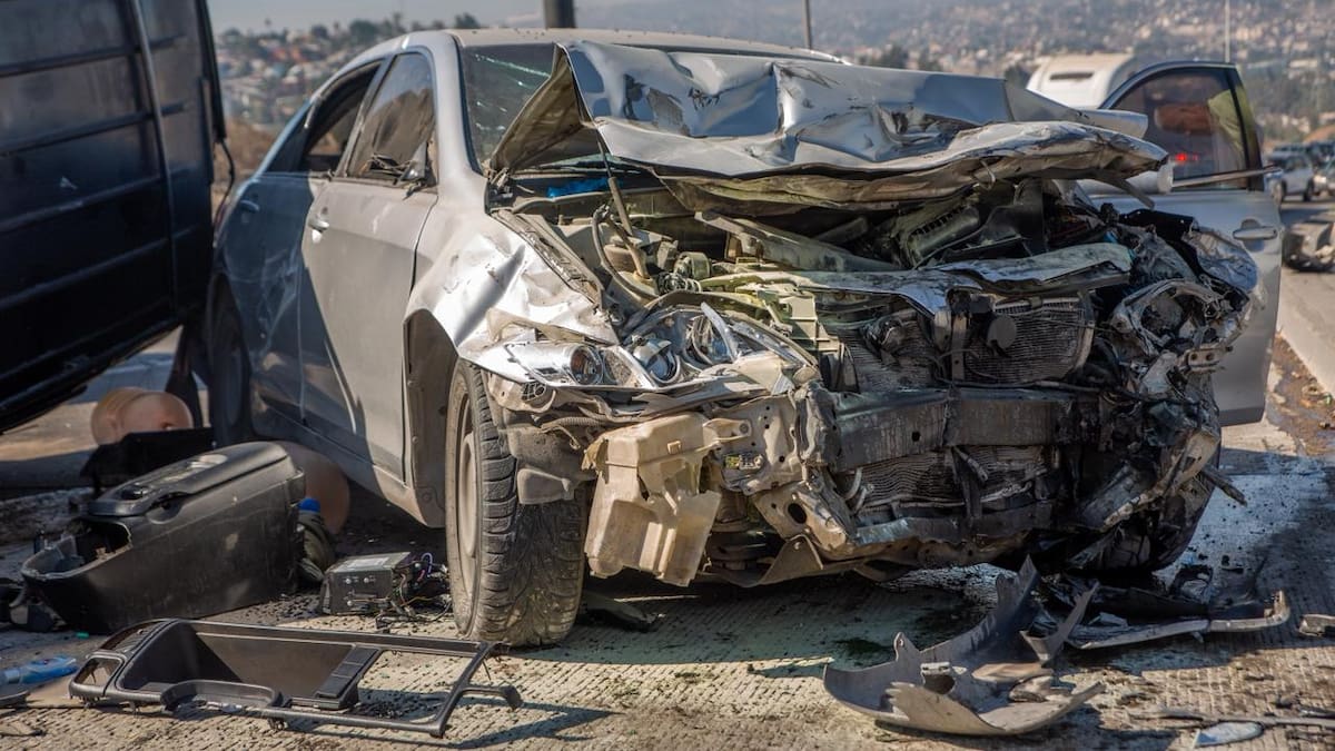 Dos personas lesionadas tras choque en el Panteón de los Olivos