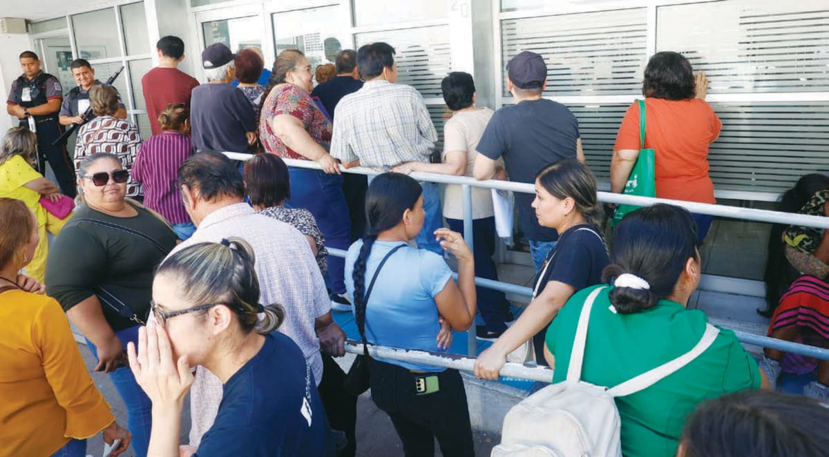 Personas de la tercera edad formaron filas de varios metros en la sucursal del Banco del Bienestar de la Serdán, en la colonia Centro. FOTO: TEODORO BORBÓN