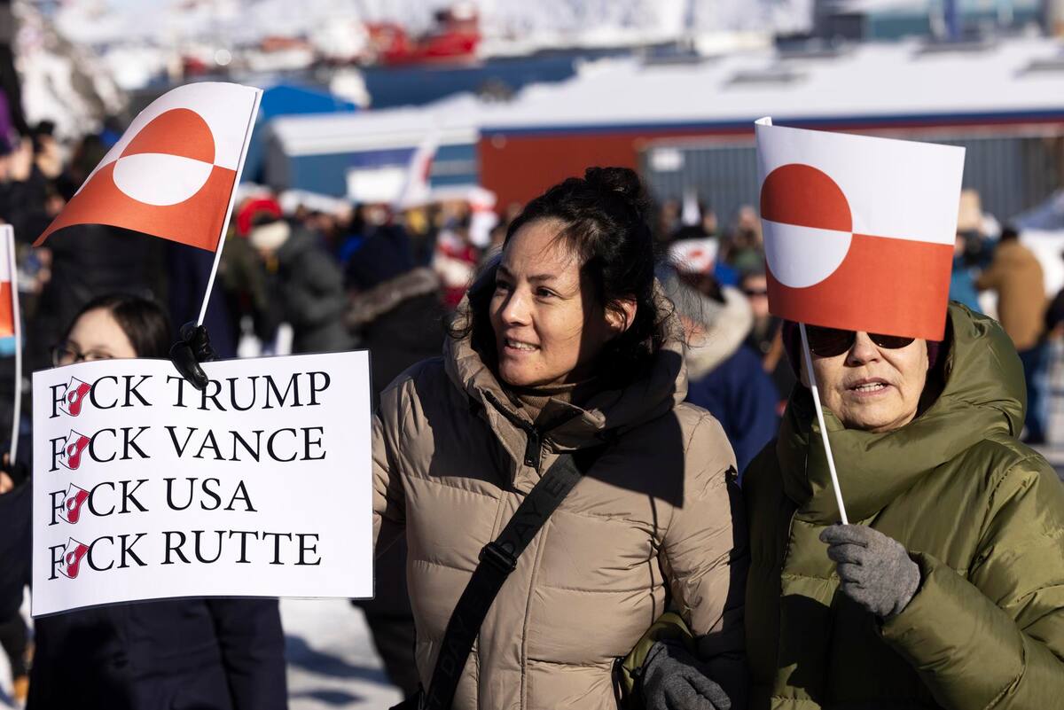 Nuuk (Greenland), 15/03/2025.- People take part in a demonstration in front of the US consulate in Nuuk, Greenland, 15 March 2025, under the slogan 'Greenland belongs to the Greenlandic people'. (Protestas, Groenlandia) EFE/EPA/CHRISTIAN KLINDT SOELBECK DENMARK OUT