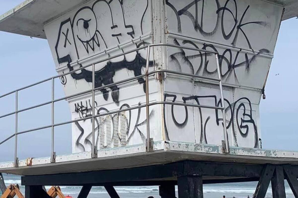 Torres de la playa de Rosarito son continuamente graffiteadas