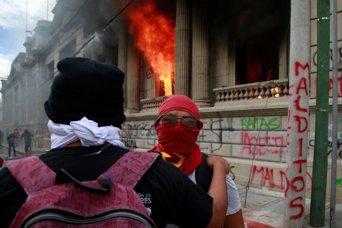 Incendian Congreso de Guatemala, tomado por cientos de manifestantes