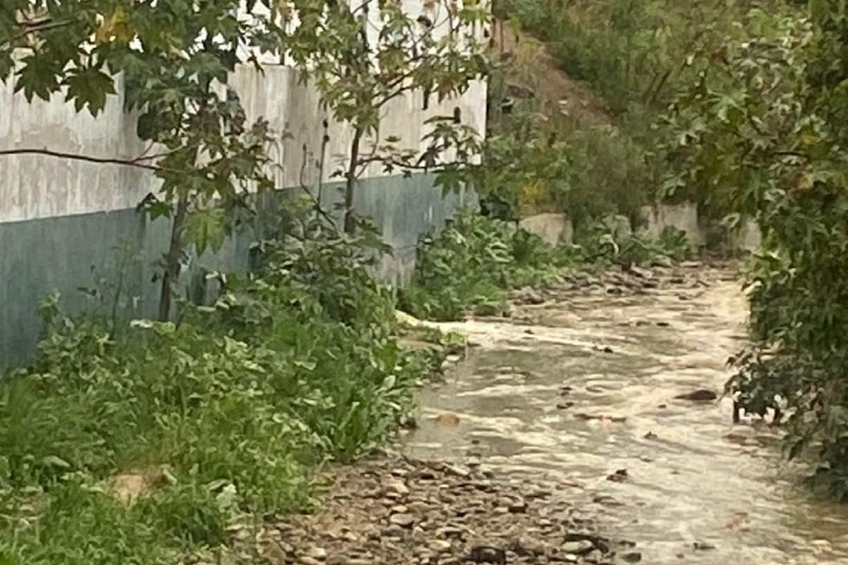 Denuncian derrame de aguas negras de cárcamo de la Cespt hacia arroyo que desemboca en playa de Rosarito