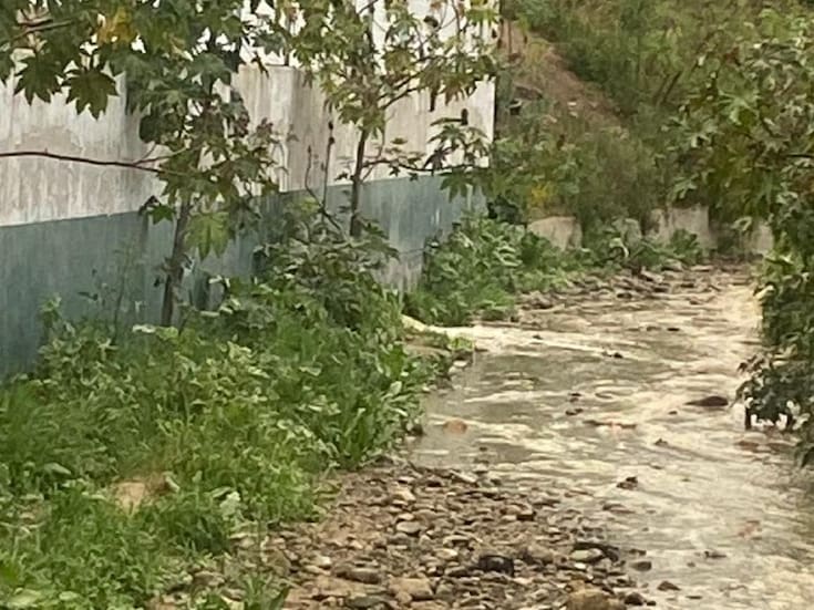 Denuncian derrame de aguas negras de cárcamo de la Cespt hacia arroyo que desemboca en playa de Rosarito