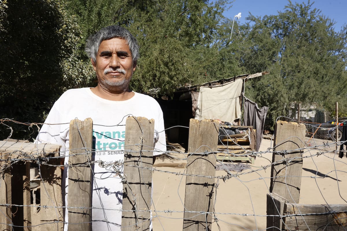 Duerme afuera de su casa para cuidar que no les roben