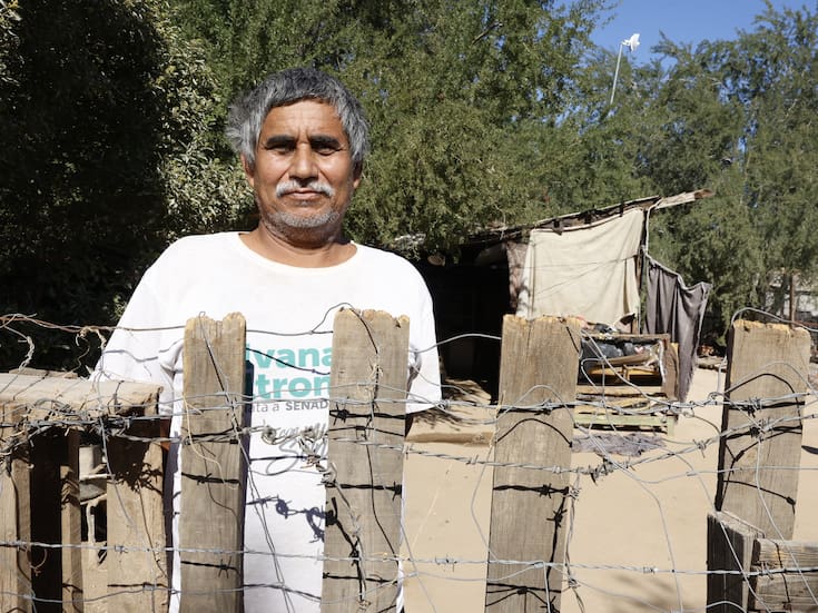 Duerme afuera de su casa para cuidar que no les roben