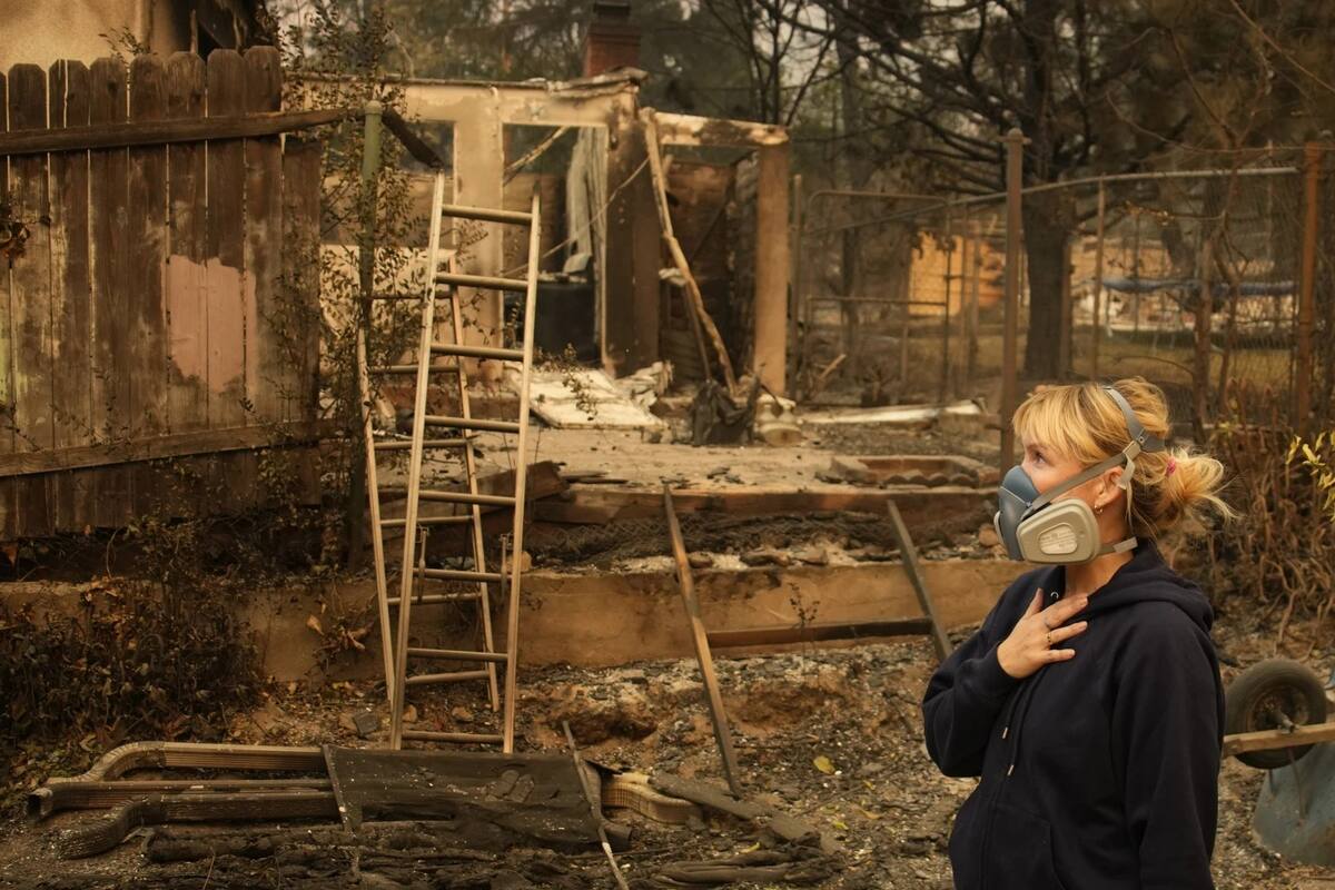 Lissa Renn, residente de Altadena, California, observa lo que quedó de su hogar tras el incendio. | Crédito: AP/John Locher