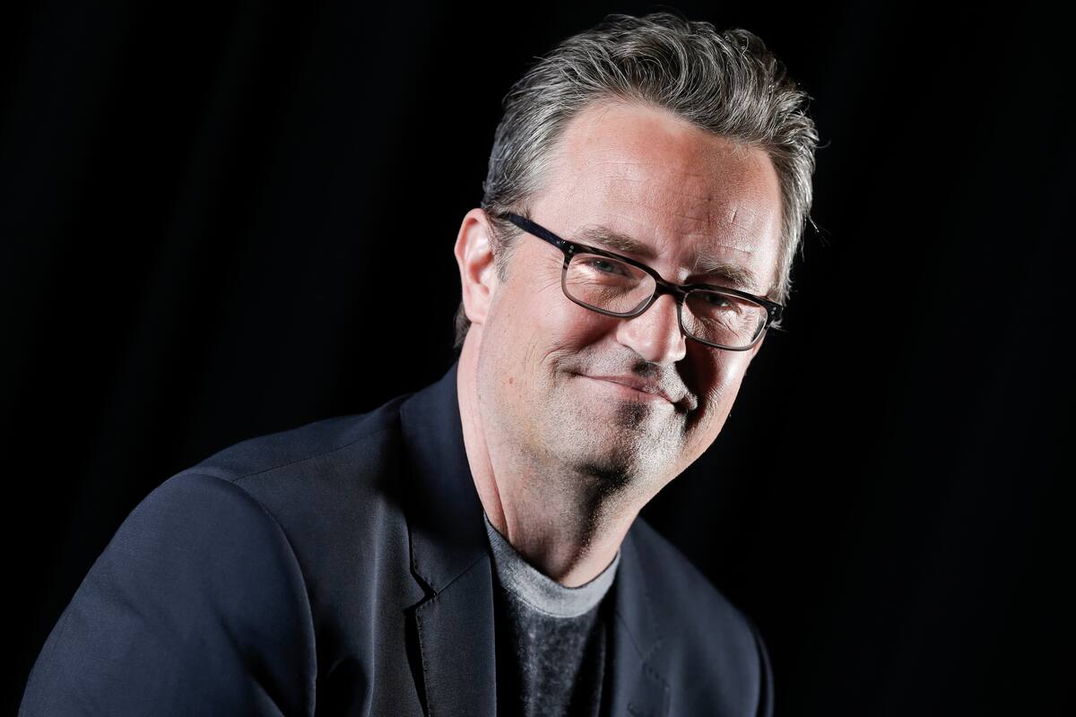 ARCHIVO - El actor Matthew Perry posa para las cámaras el 17 de febrero de 2015, en Nueva York. Perry, que interpretó a Chandler Bing en la serie televisiva "Friends", murió a los 54 años. (Foto de Brian Ach/Invision/AP)