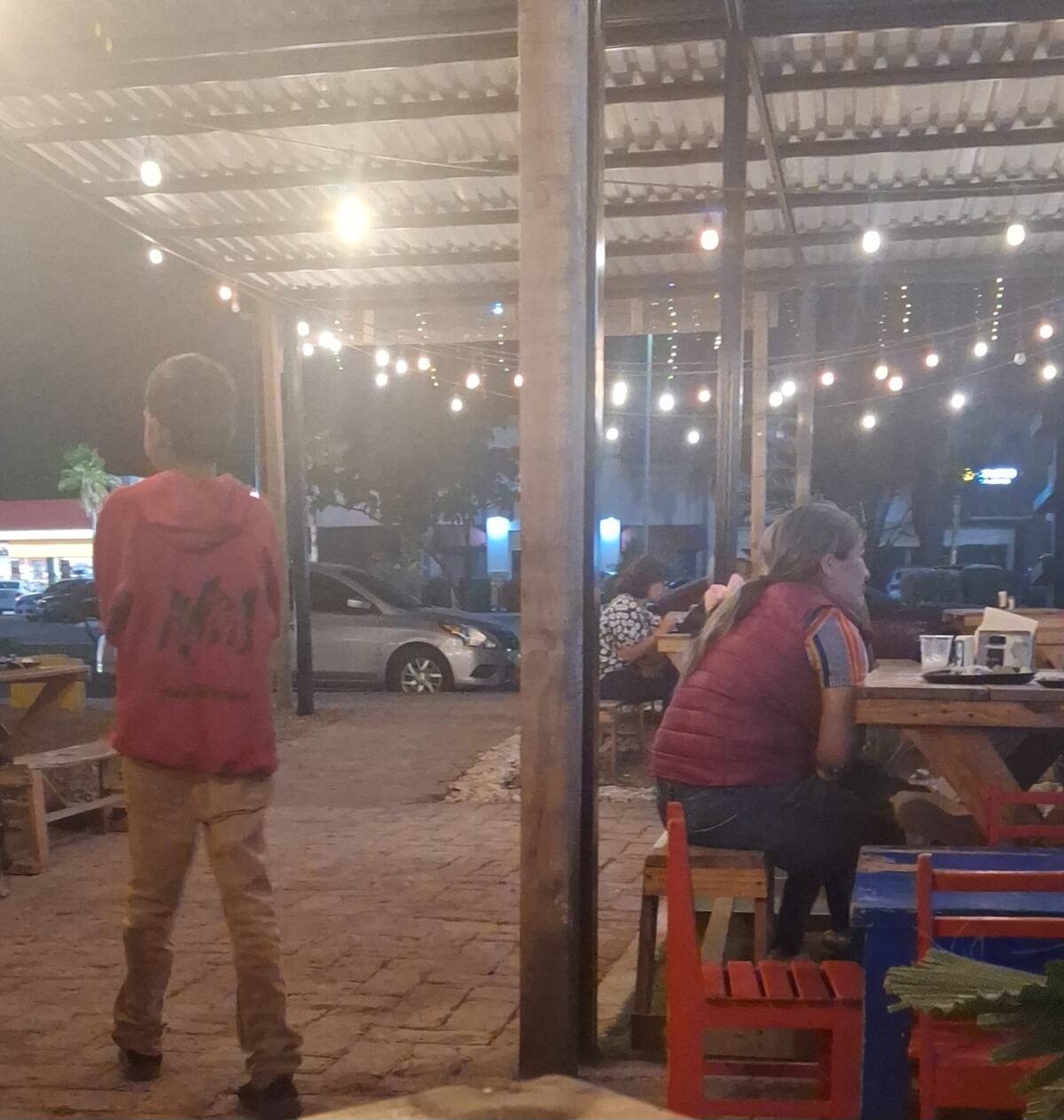 Varios menores también se acercan a pedir dinero en los distintos comercios navojoenses. FOTO: JESÚS PALOMARES