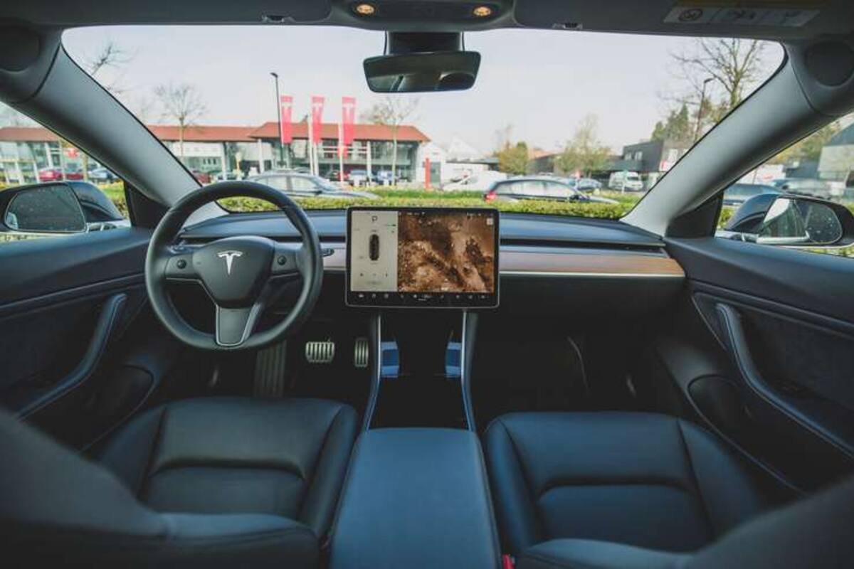 Los Tesla ya se pueden detener automáticamente en semáforos y altos