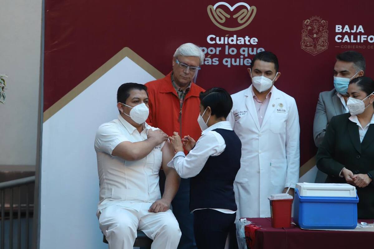 Personal médico recibe la vacuna anti covid en Baja California