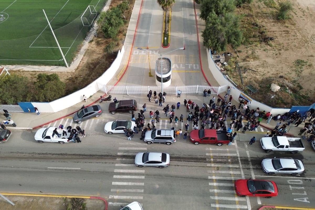 Alumnos del ITE bloquean acceso y exigen renuncia del director