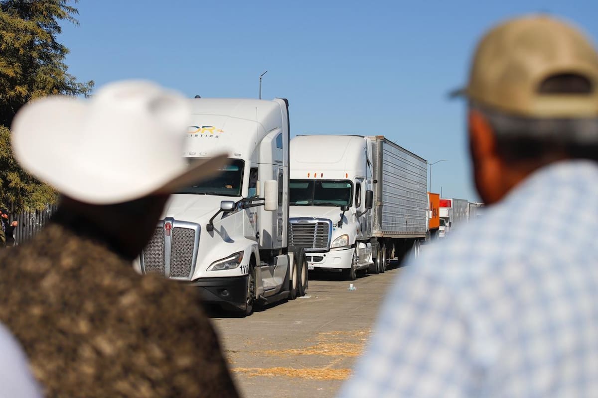 Agricultores retiran bloqueo de garita comercial