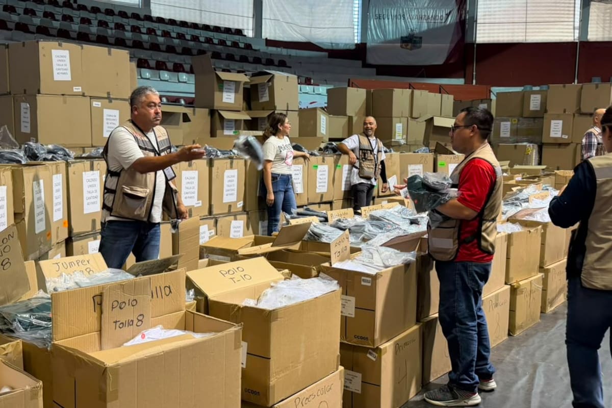Inicia entrega de uniformes escolares en Cajeme; entregan 5 mil durante el primer día