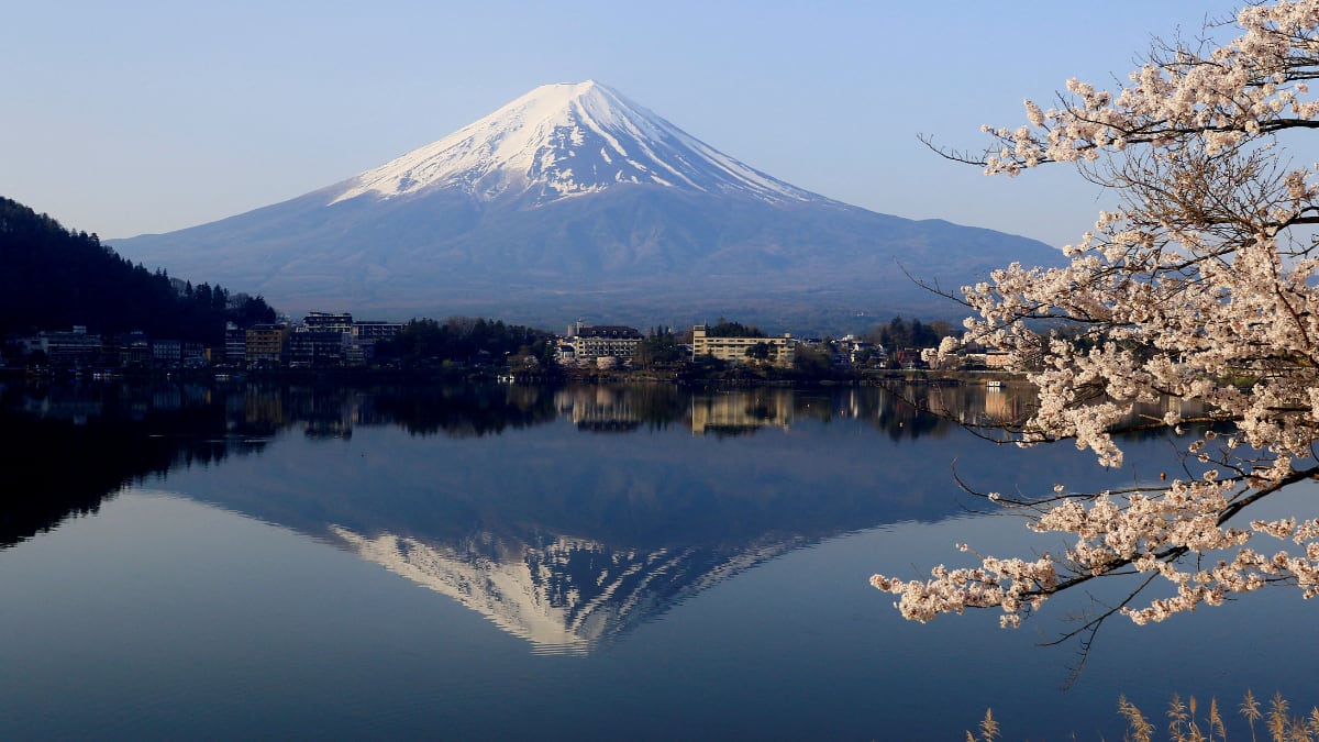 El Monte Fuji concentra nuevos controles para quienes intenten subir fuera de la temporada oficial, cuando las condiciones meteorológicas son más riesgosas y los servicios de la montaña permanecen cerrados. — Reuters