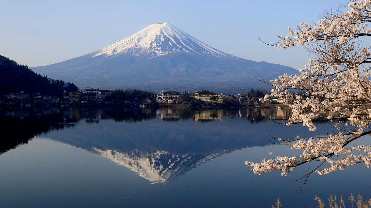 El Monte Fuji concentra nuevos controles para quienes intenten subir fuera de la temporada oficial, cuando las condiciones meteorológicas son más riesgosas y los servicios de la montaña permanecen cerrados. — Reuters