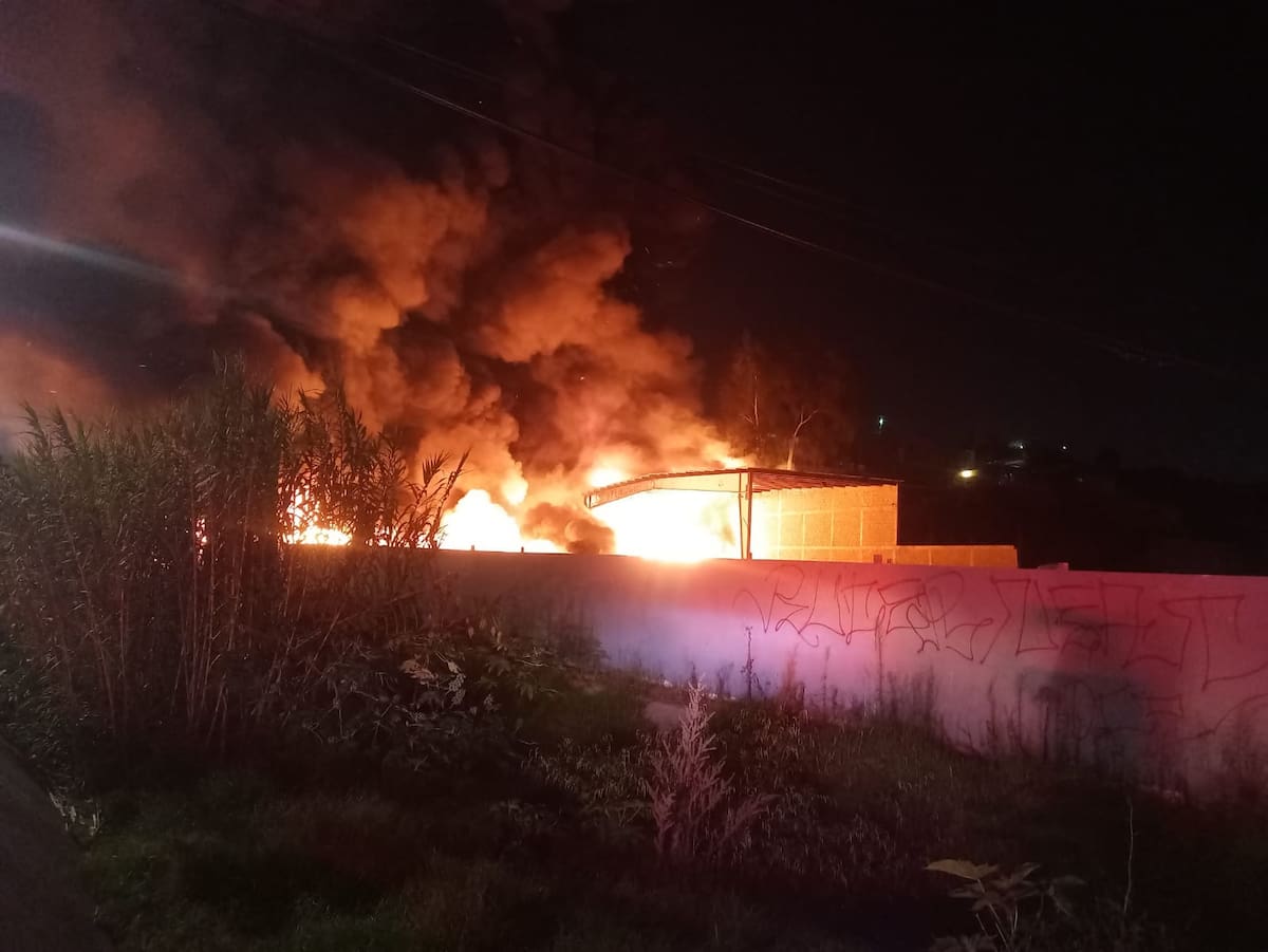 Personal de Bomberos trabajó durante horas para sofocar las llamas en la planta recicladora.