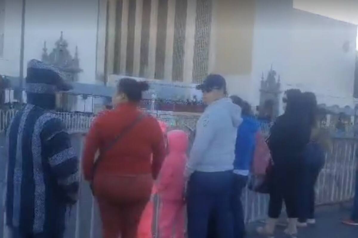Hermosillo: Decenas de personas ya esperan en su lugar para ver el tradicional Desfile Cívico, Deportivo y Cultural del 20 de Noviembre en