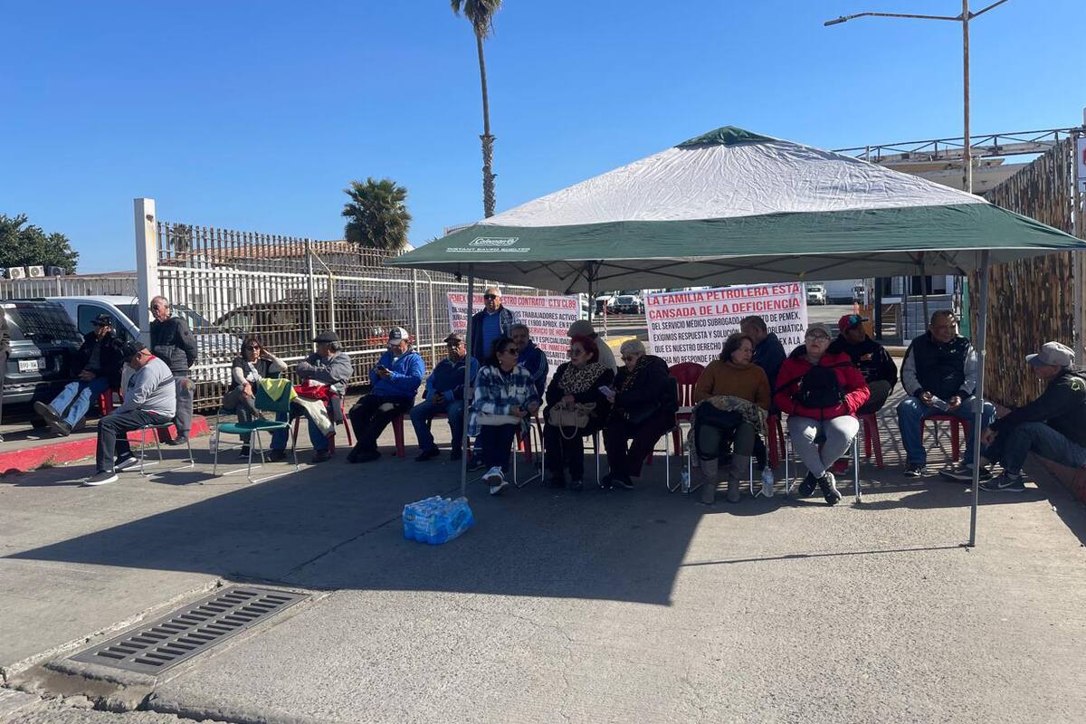 Jubilados de Pemex bloquean por segundo día salida de pipas en Rosarito