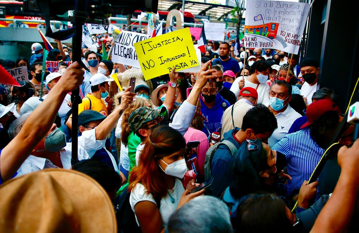 MEX2062. CIUDAD DE MÉXICO (MÉXICO), 15/05/2021.- Familiares y amigos de las personas afectadas por el accidente de la línea 12 del metro protestan hoy frente a la Fiscalía, donde presentaron una denuncia contra los responsables del accidente que dejó un saldo de 26 muertos el pasado 3 de mayo de 2021, en Ciudad de México (México). EFE/ Carlos Ramírez