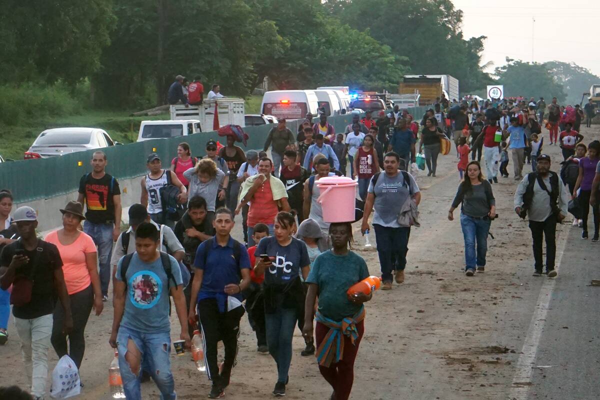 2 mil integrantes de la caravana migrante avanza hacia la frontera de EU