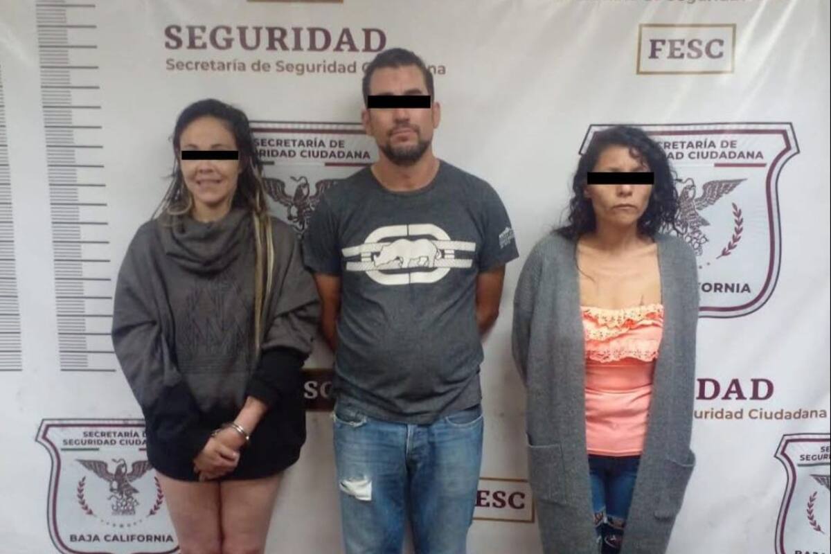Detienen a tres en auto robado