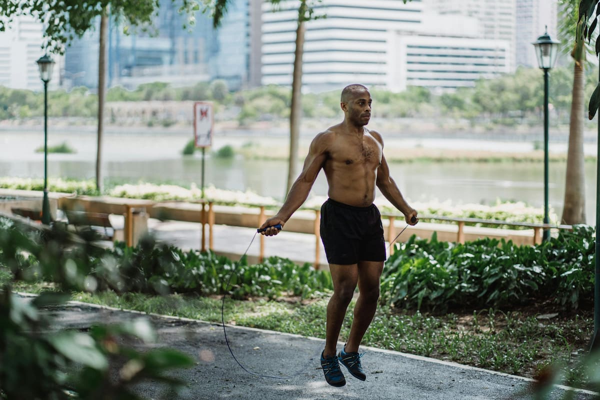 ¿Saltar 50 veces al despertar mejora la salud? qué beneficios sí aporta y cuáles no, según expertos | Foto: pexels