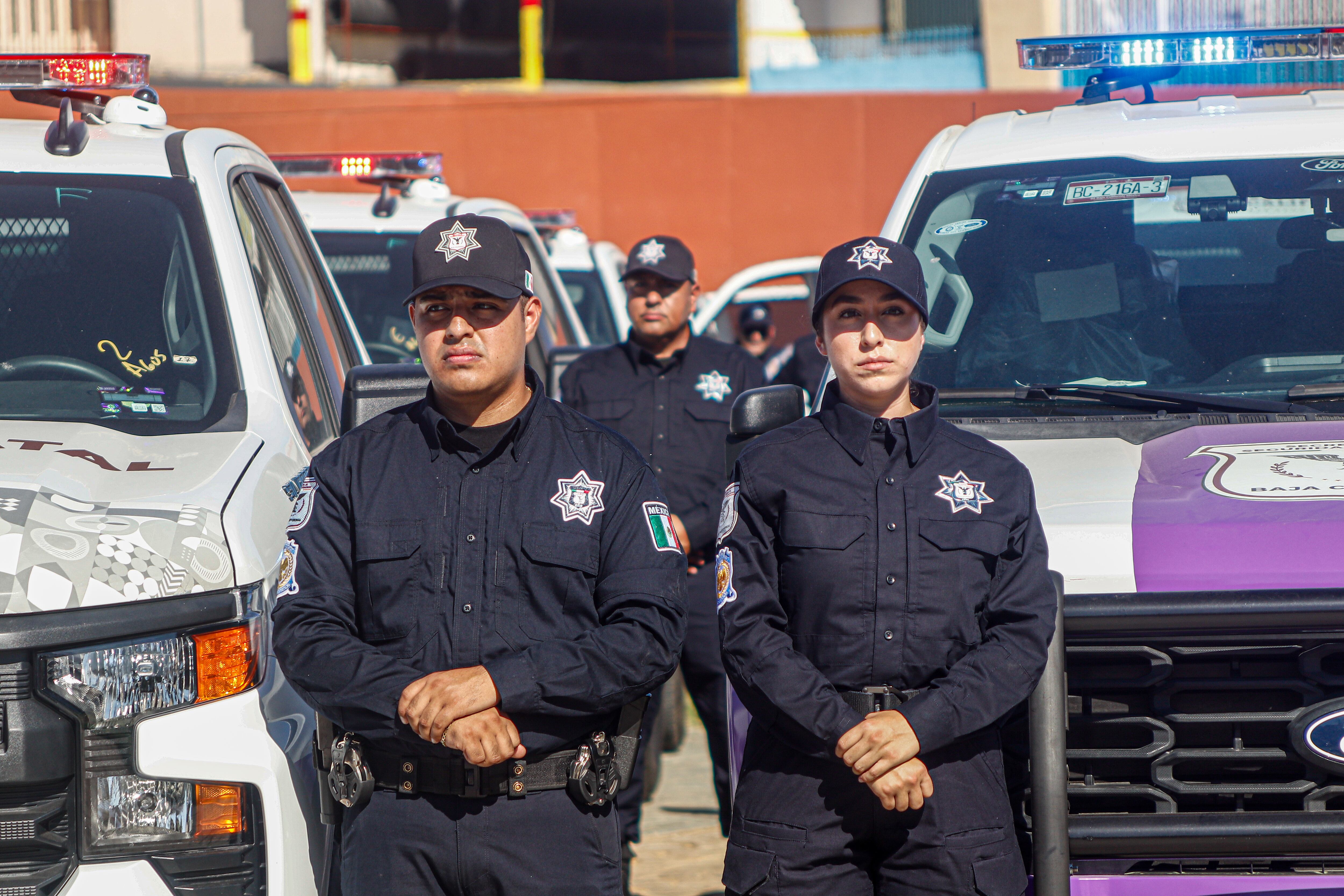 Elementos de la Fuerza Estatal de Seguridad Ciudadana posan con el nuevo equipamiento vehicular destinado a reforzar la seguridad en Baja California, como parte de la estrategia impulsada por el gobierno del estado de Marina del Pilar.(Foto: Andrés O. Farrera)