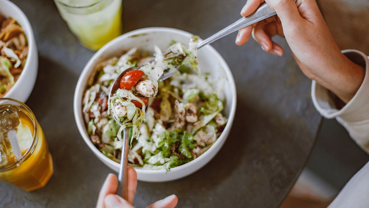 Lo que comemos influye directamente en el estado de ánimo, la motivación y el sueño, debido a que gran parte de la serotonina se produce en el intestino y está ligada a la microbiota intestinal/Foto: Canva