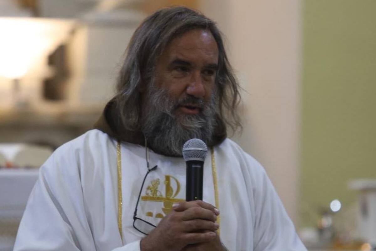 Padre David Beaumont oficia Peregrinación por La Paz en la Capilla del Carmen