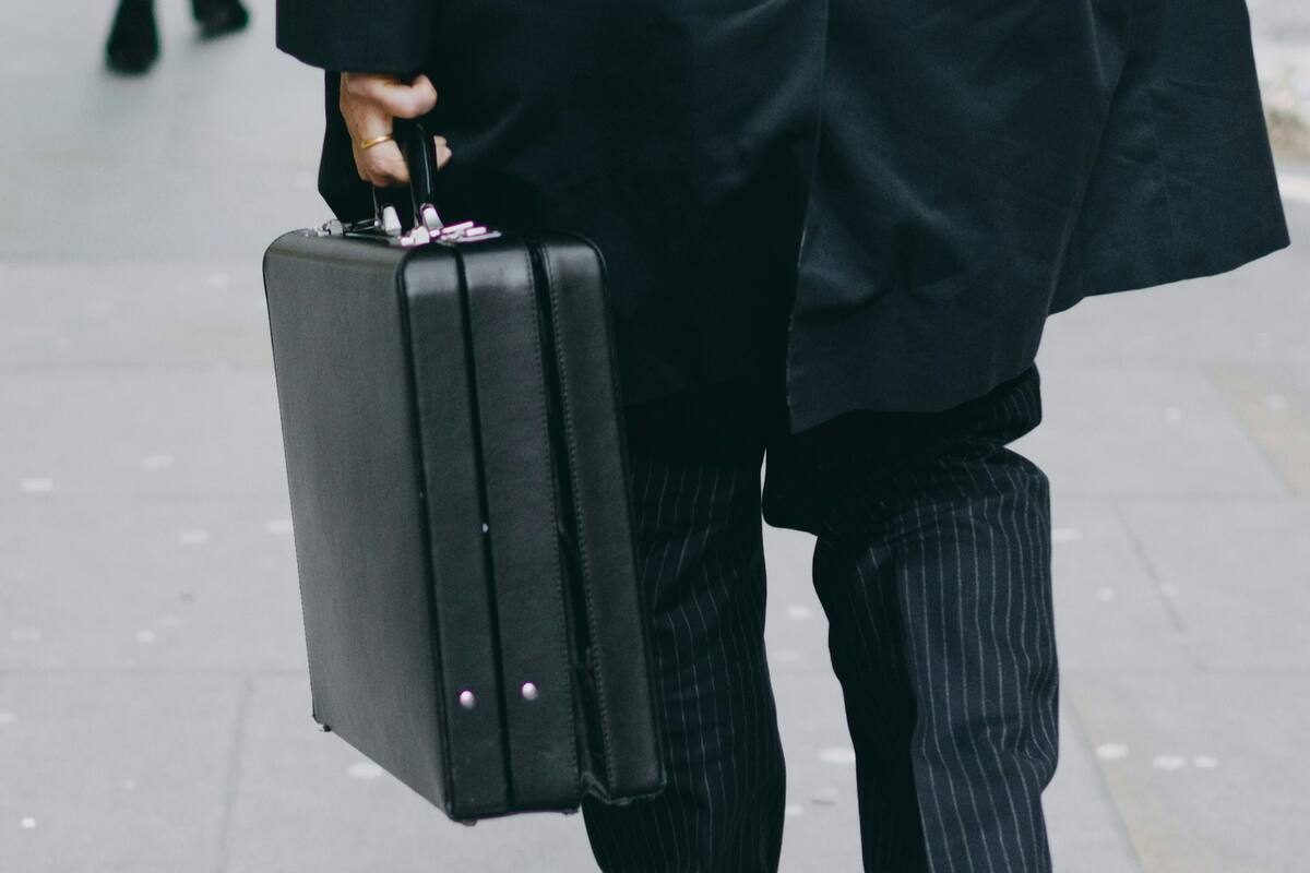 Ciudadano despojado de maletín con dinero tras retiro bancario