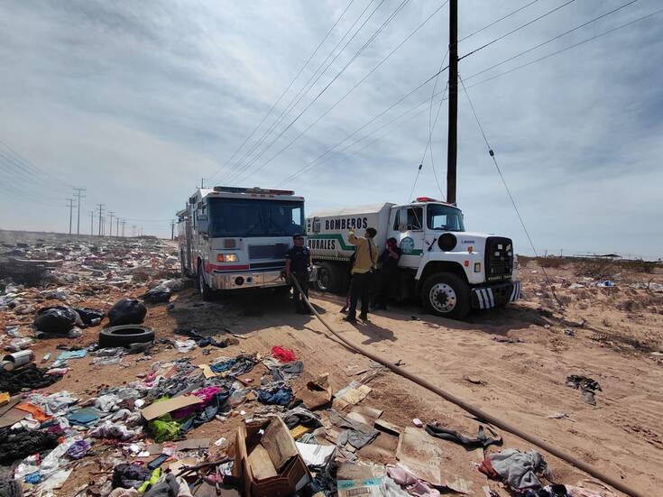 Incendio en basurero clandestino de SLRC moviliza a bomberos