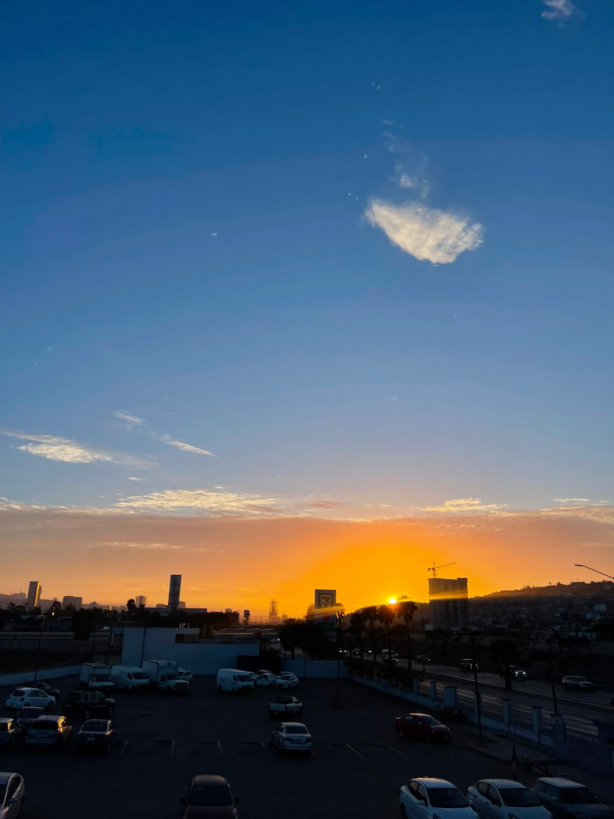 El cielo de Tijuana regaló un colorido atardecer este sábado, con tonos anaranjados y nubes iluminadas que captaron la atención de los tijuanenses.
Fotos: Jazmín García.