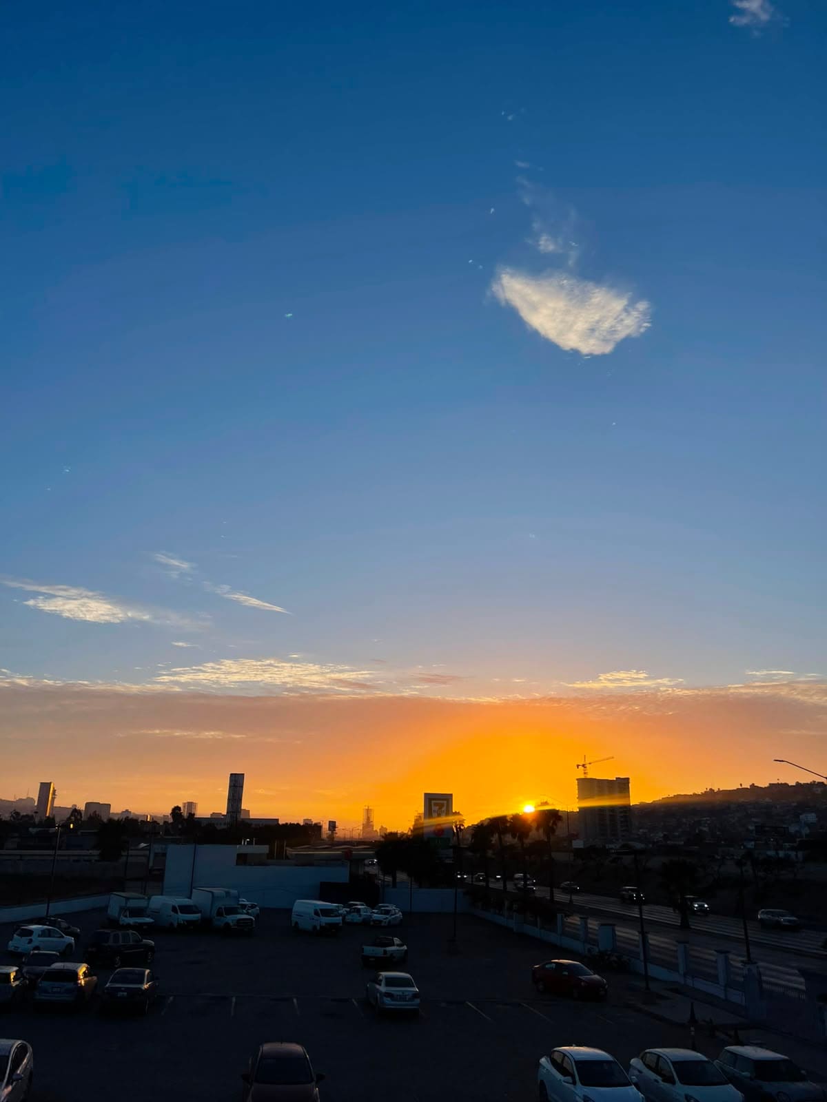 El cielo de Tijuana regaló un colorido atardecer este sábado, con tonos anaranjados y nubes iluminadas que captaron la atención de los tijuanenses.
Fotos: Jazmín García.