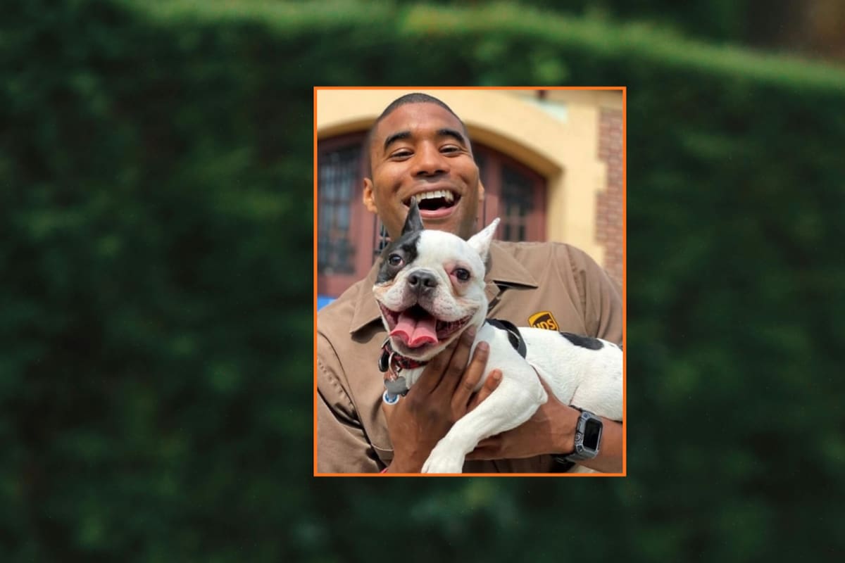 Repartidor se vuelve viral por fotografiarse con cada perro que encuentra en sus entregas