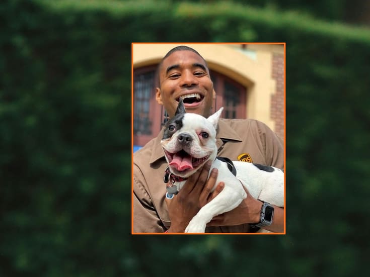 Repartidor se vuelve viral por fotografiarse con cada perro que encuentra en sus entregas