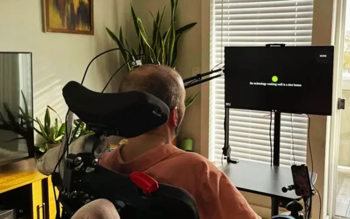 El estudio consiste en implantar un dispositivo pequeño y cosméticamente invisible en una región específica del cerebro relacionada con la planeación del movimiento. Este implante registra la actividad neuronal y la traduce en señales digitales que permiten operar dispositivos externos. (Nicholas Card).