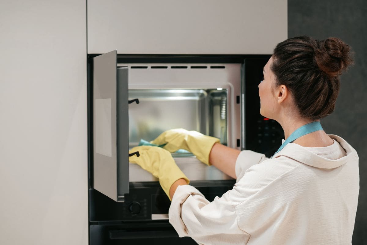 ¿Cómo quitarle el cochambre y la grasa pegada al microondas? Este remedio casero lo deja como nuevo