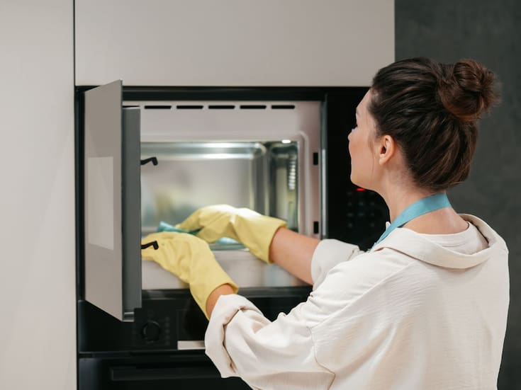 ¿Cómo quitarle el cochambre y la grasa pegada al microondas? Este remedio casero lo deja como nuevo