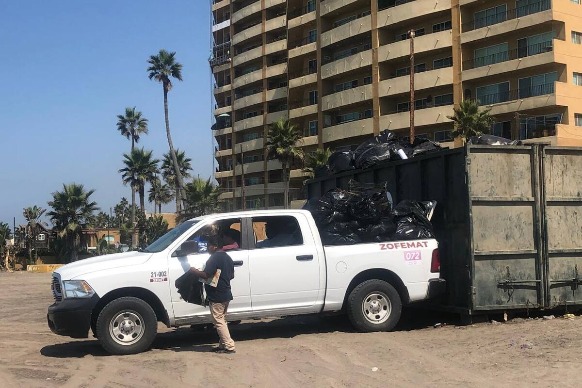 Levantan más de 45 toneladas de basura en las playas de Rosarito