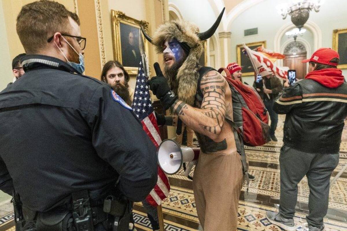 "Trump me lo pidió", asegura "hombre búfalo" al FBI tras irrumpir en Capitolio