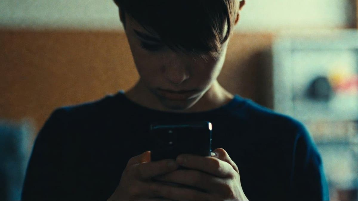 Uso excesivo de redes sociales eleva hasta 40% el riesgo de soledad en jóvenes, revela estudio | Foto: Grok