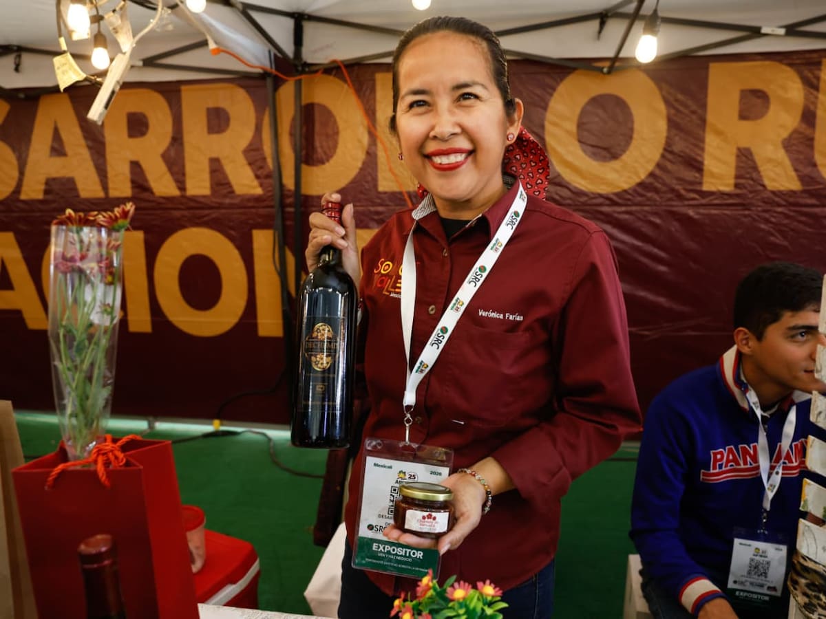 Verónica Farías López, productora cachanilla dedicada a la elaboración de licores artesanales, mermeladas, chamoy y otros productos que nacieron hace más de una década como un proyecto familiar l Foto: Juan J. Morales