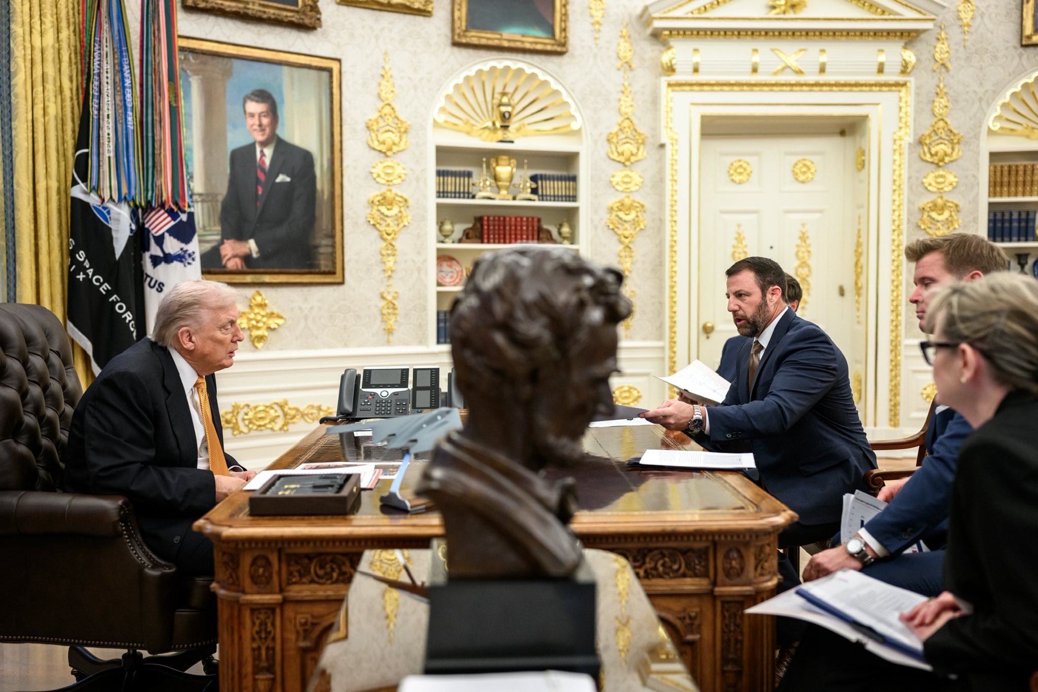 President Donald Trump meets with Sen. Markwayne Mullin (R-OK), Sen. Cindy Hyde-Smith (R-MS), and Sen. Tim Sheehy (R-MN) in the Oval Office, Friday, November 7, 2025. (Official White House Photo by Molly Riley)
